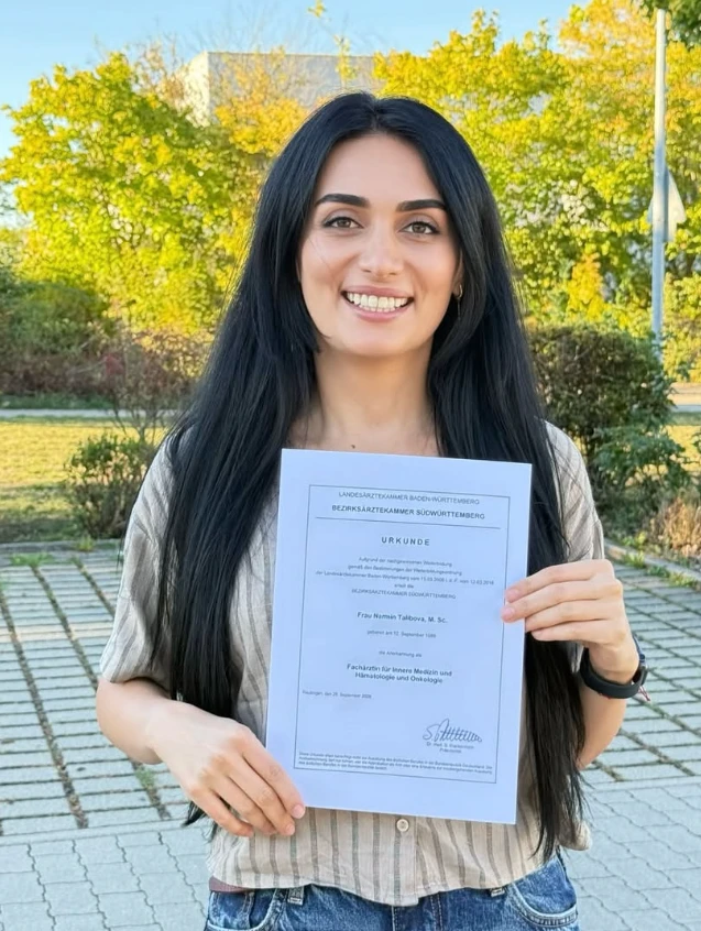 Nərmin Məcid əlində mütəxəssis həkim sənədi ilə